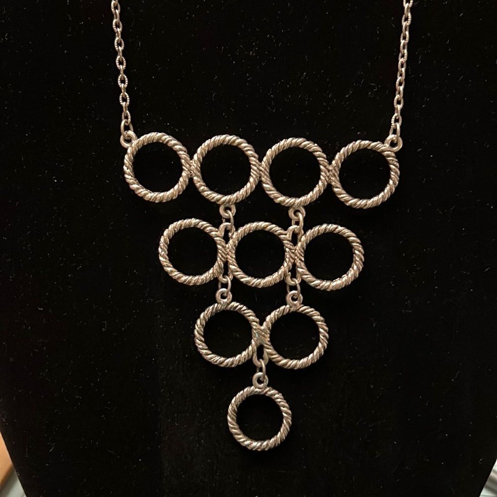 Beautiful silver tone necklace with circle design.